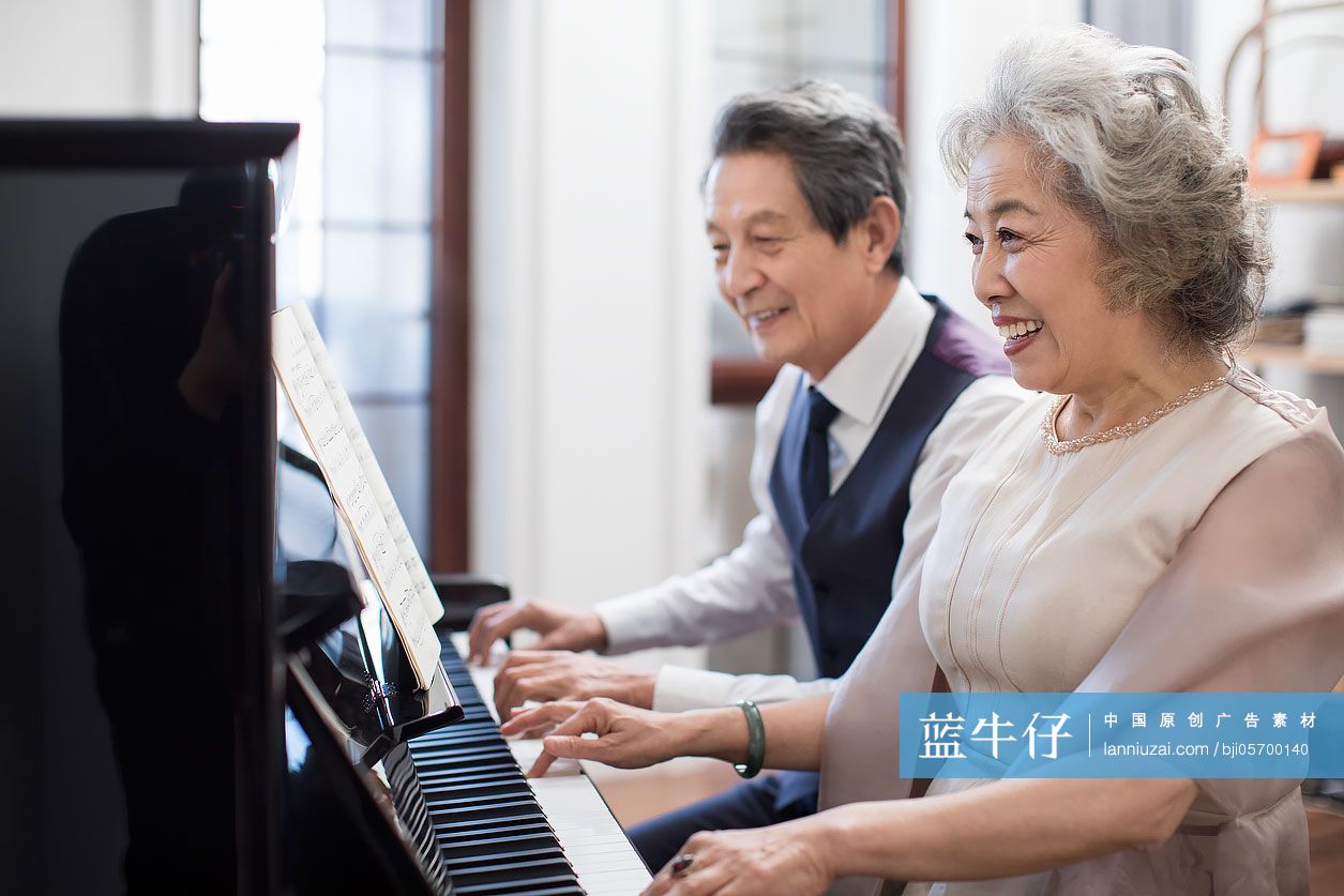 老年贵族夫妇一起弹钢琴
