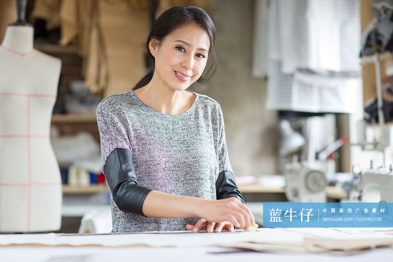 服装设计师在工作室工作