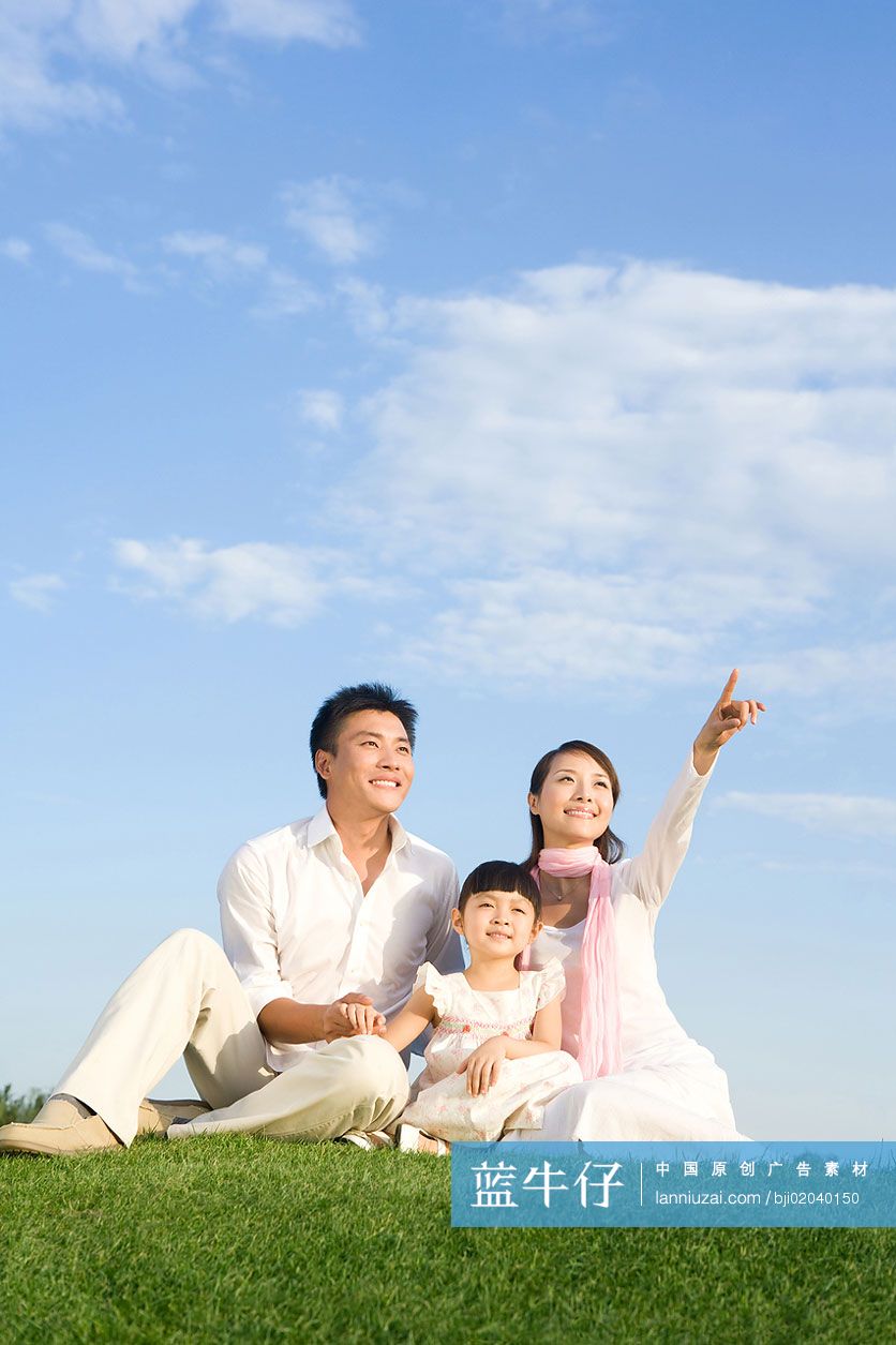 一家三口在草地上