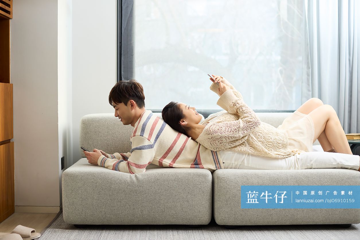 悠闲的年轻情侣玩手机