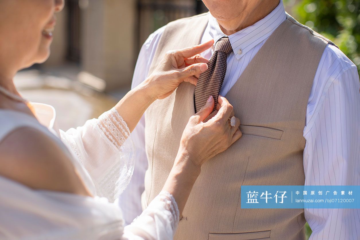 开心的老年新婚夫妇