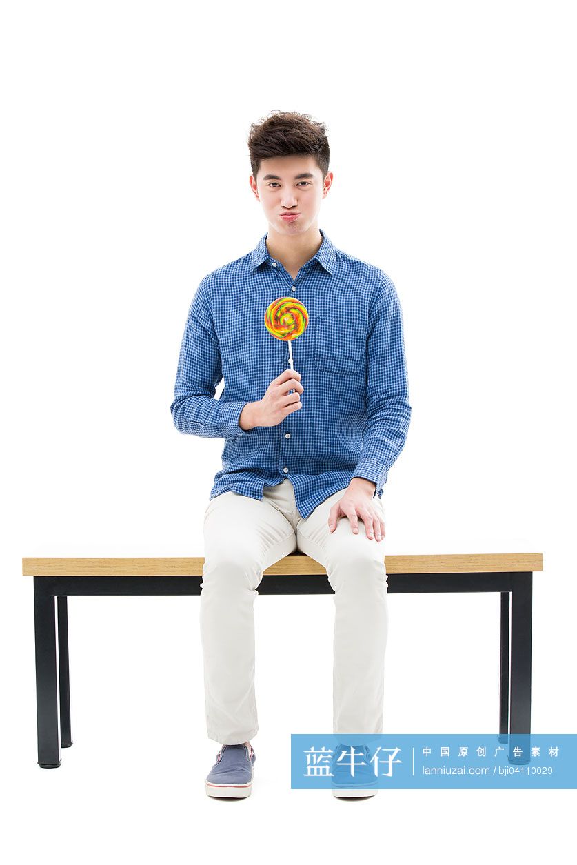 年轻男子拿着一个棒棒糖