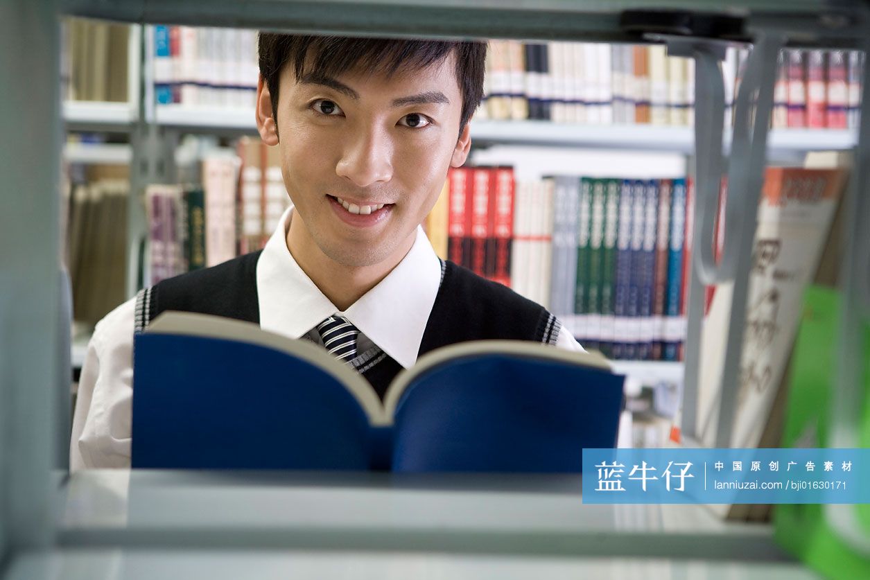 图书馆看书的男大学生 蓝牛仔影像 中国原创广告影像素材