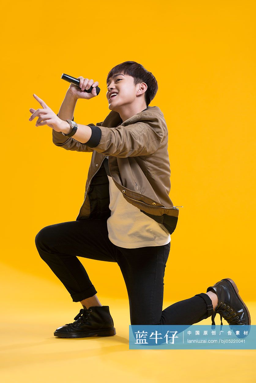 快乐男生拿着麦克风唱歌