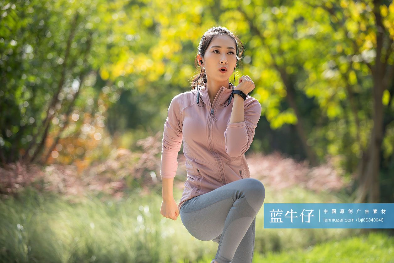 年轻女士在公园健身