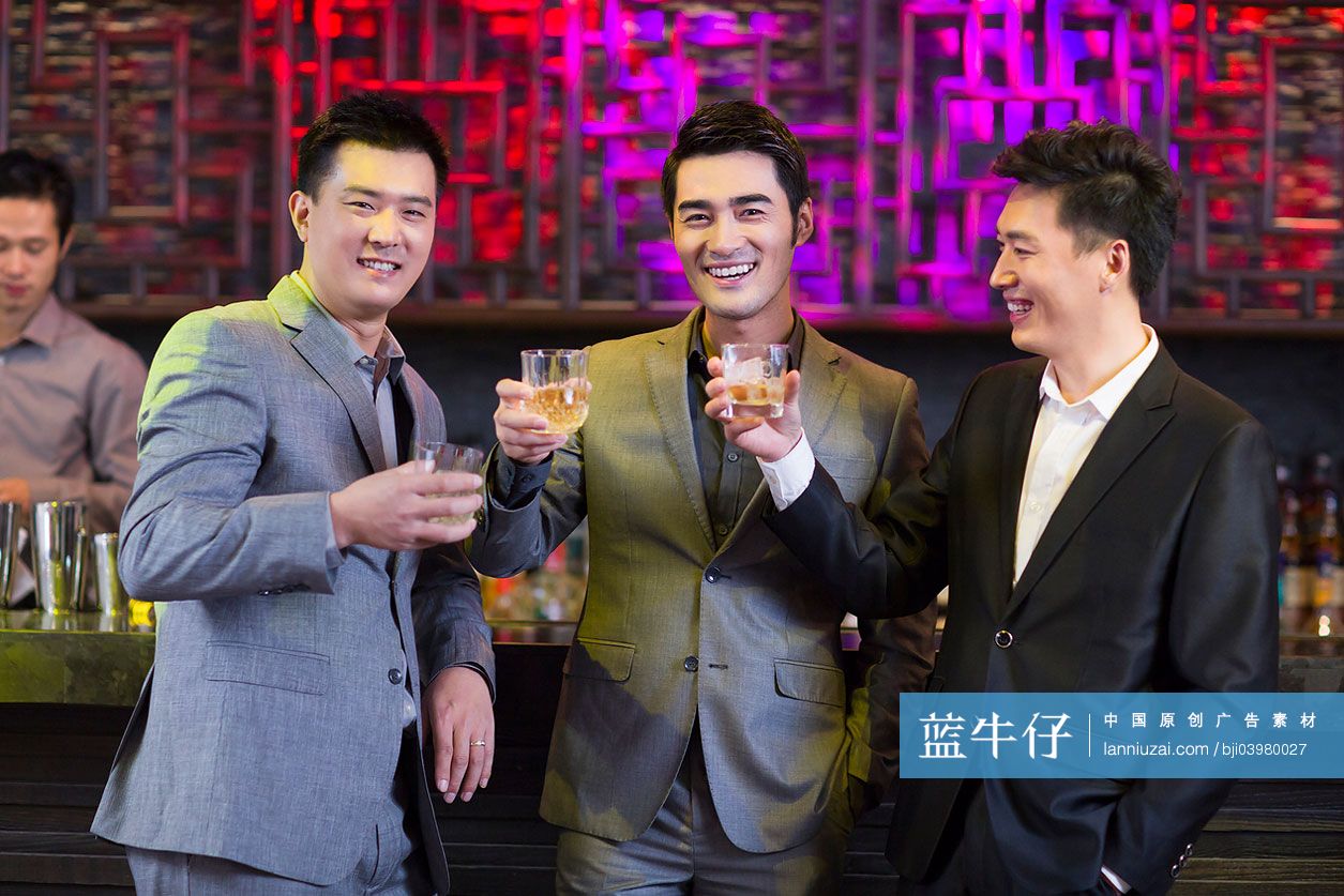友人在酒吧聚会喝酒