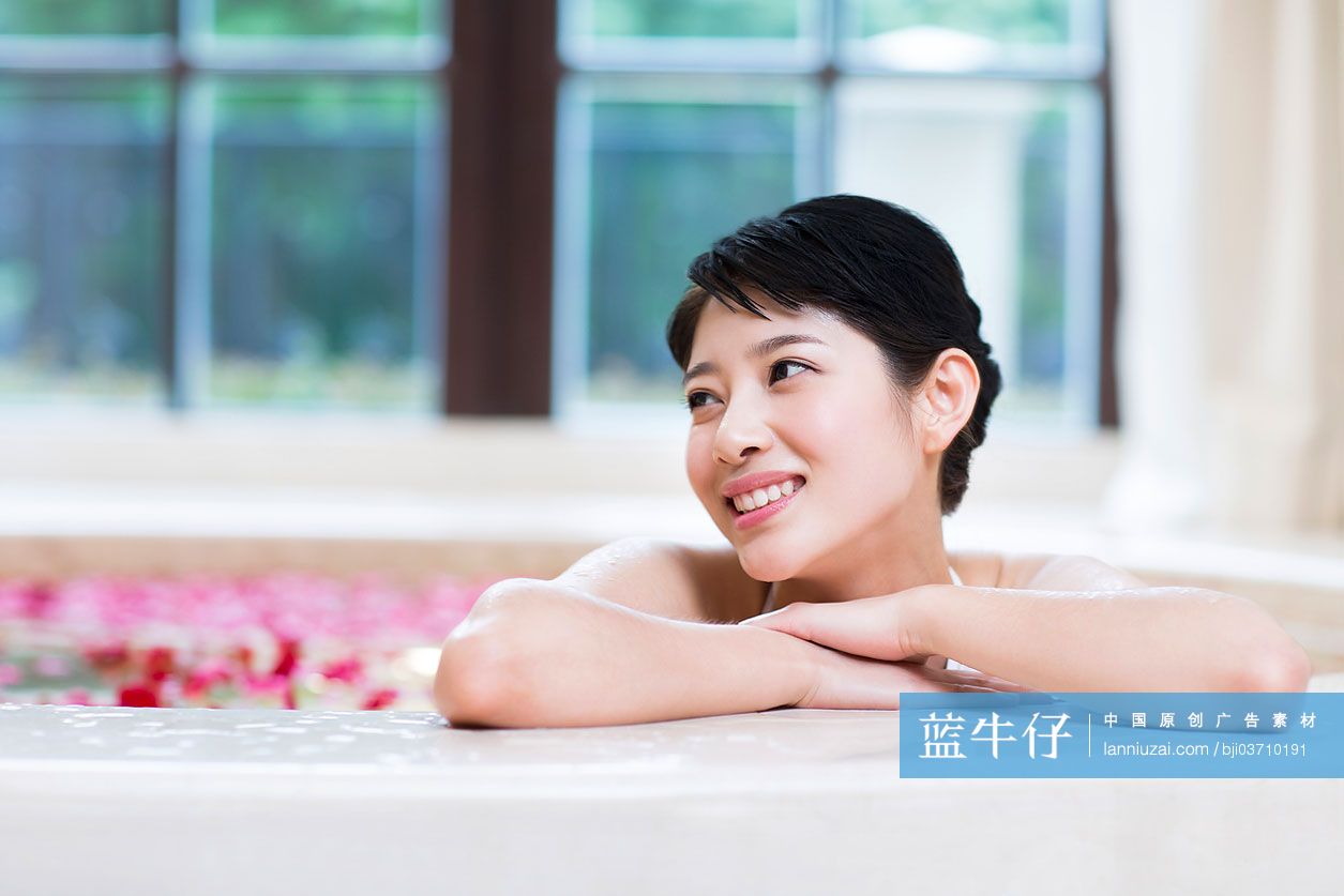 年轻女子泡花瓣浴-蓝牛仔影像-中国原创广告影像素材
