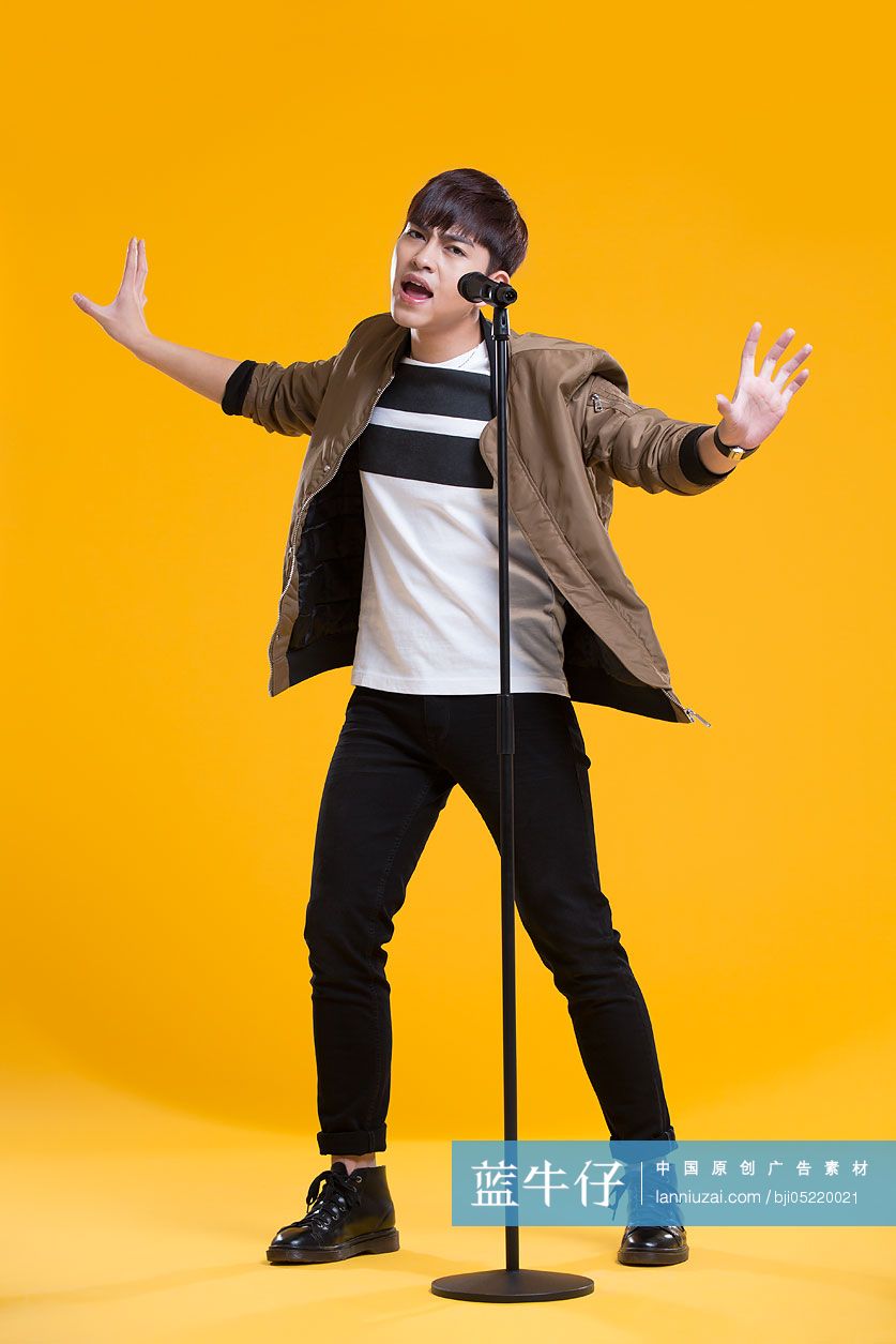 快乐男生拿着麦克风唱歌
