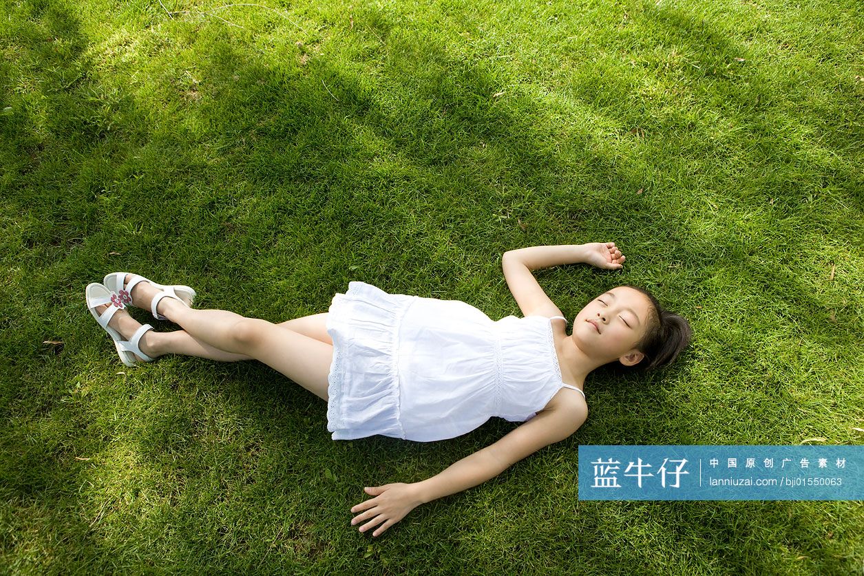 躺在草地上的小女孩