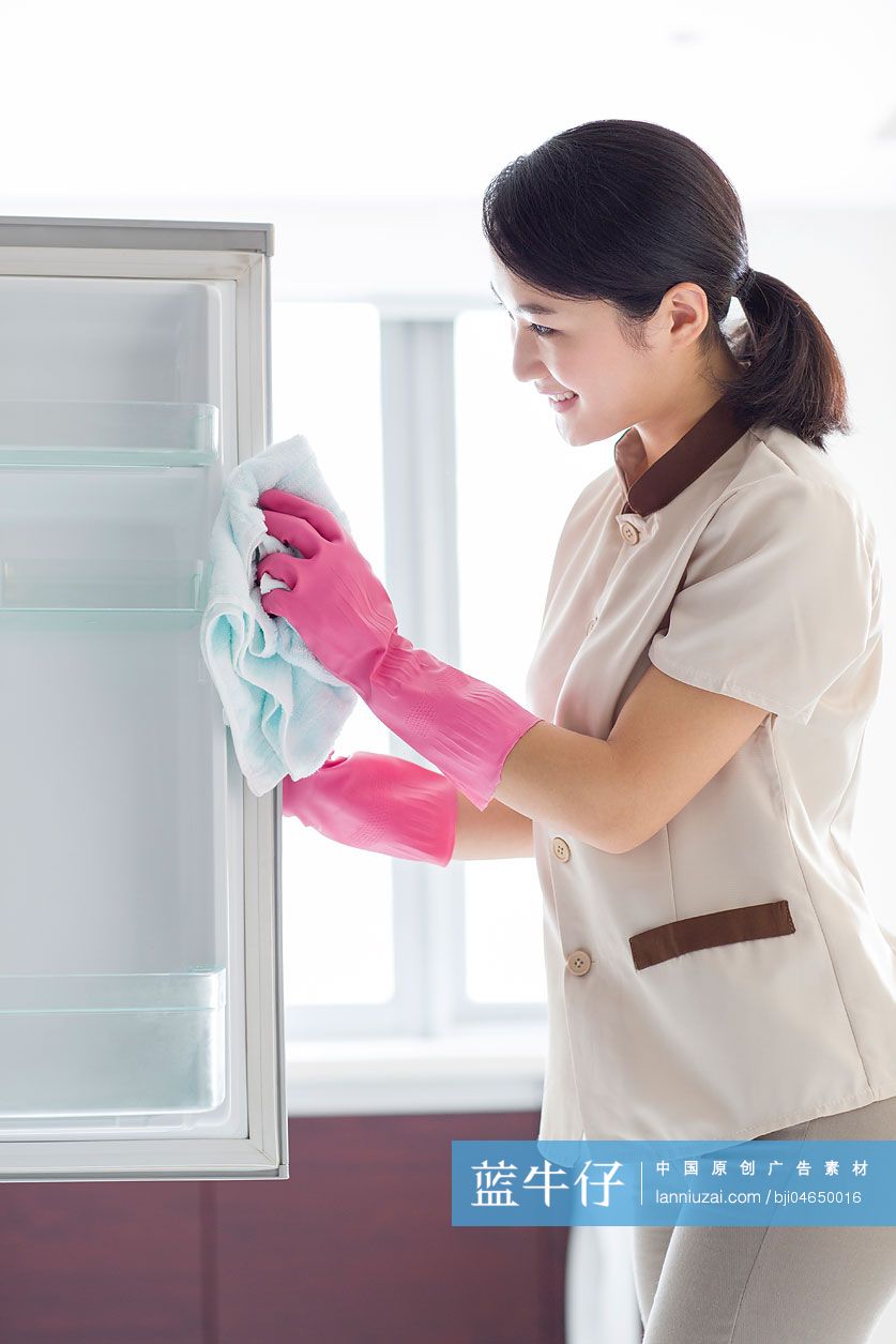 家政服务擦冰箱-原创广告素材图片-蓝牛仔