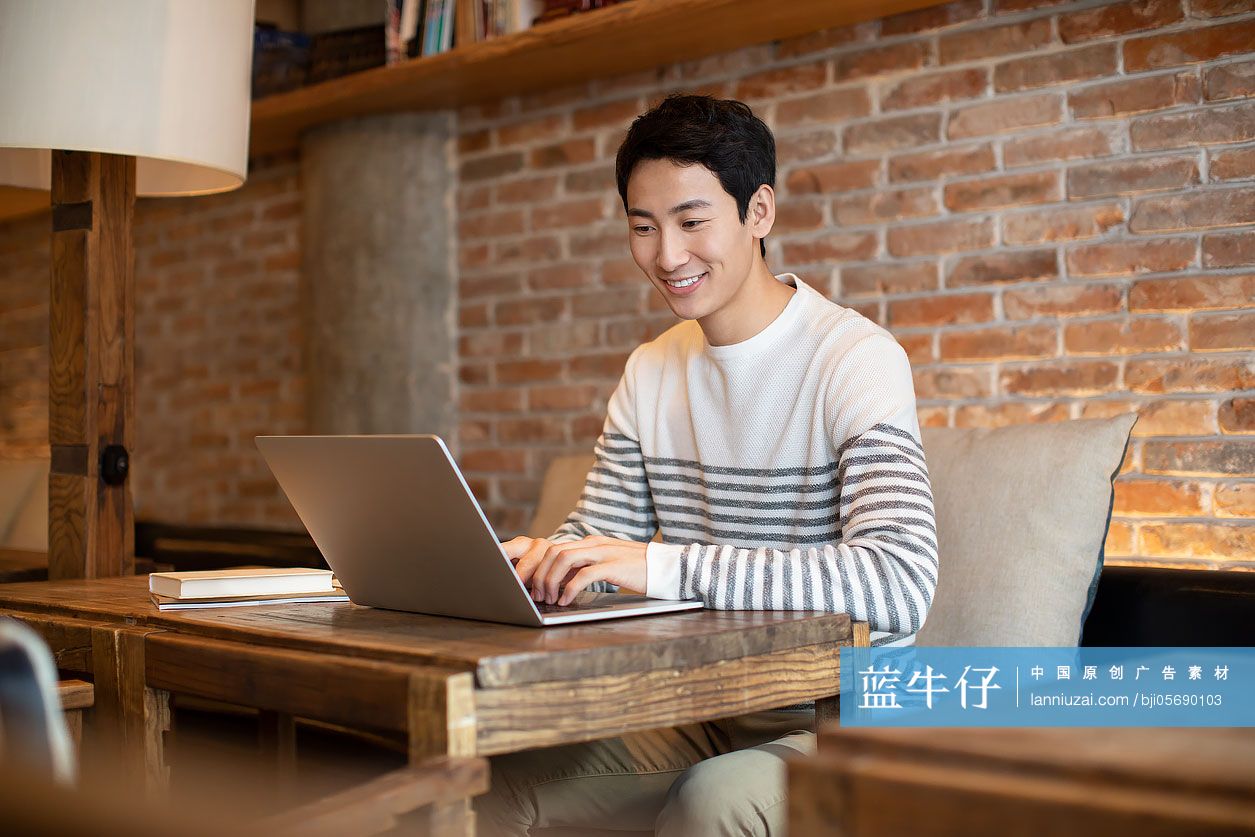 年轻男士在咖啡店学习