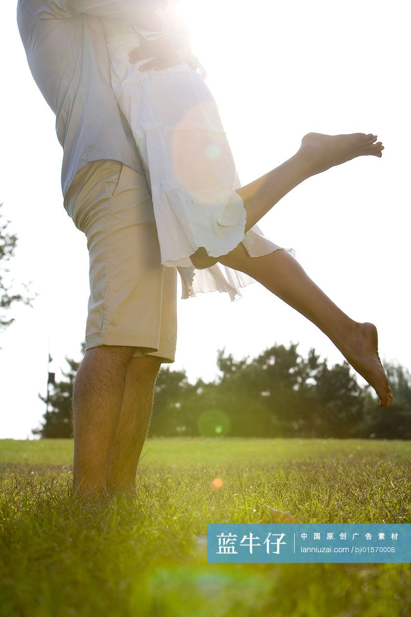 在草地上拥抱的情侣
