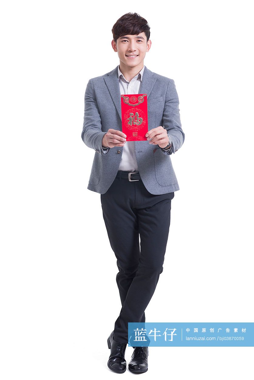 快乐的年轻男子拿着新年红包