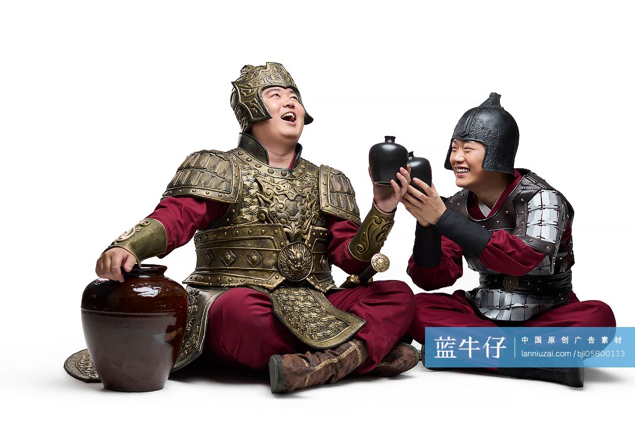 身穿铠甲的古代将军和一名士兵一起喝酒
