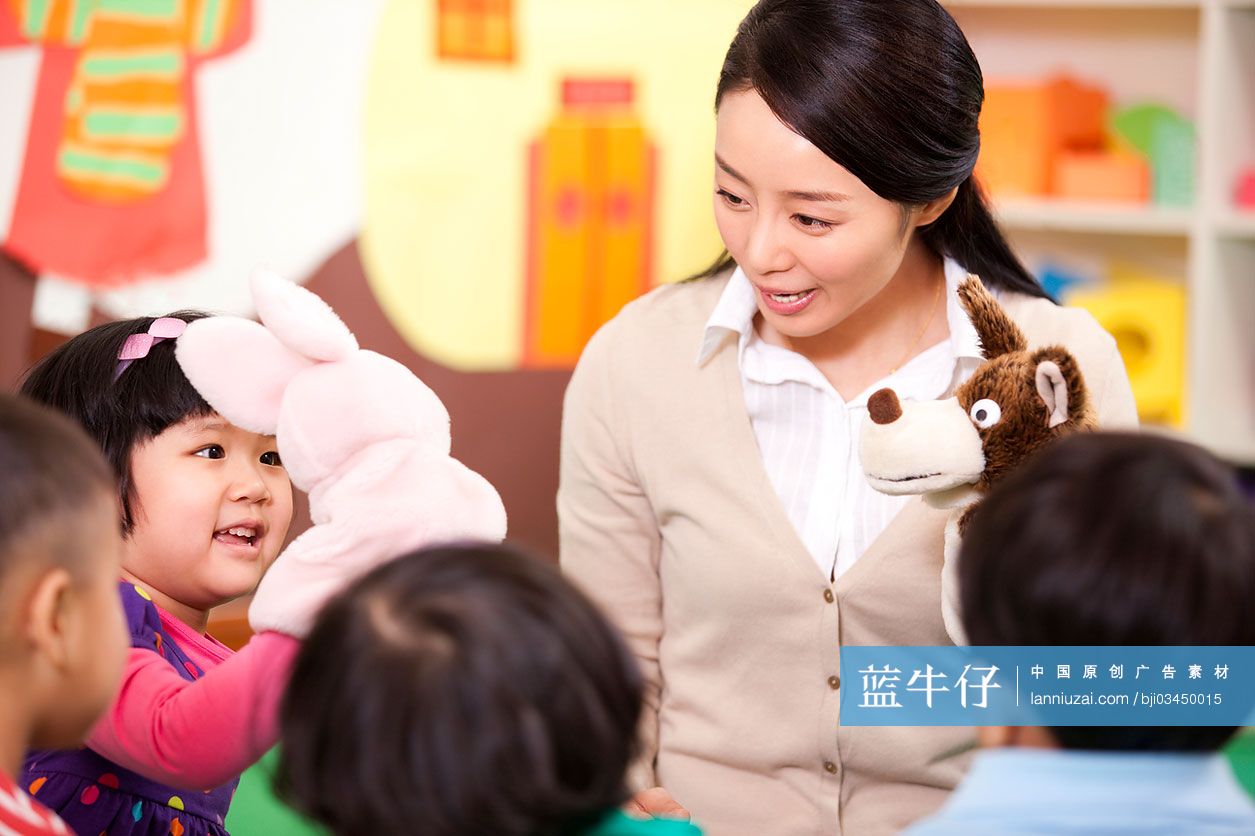 幼儿园老师和小朋友一起玩手偶