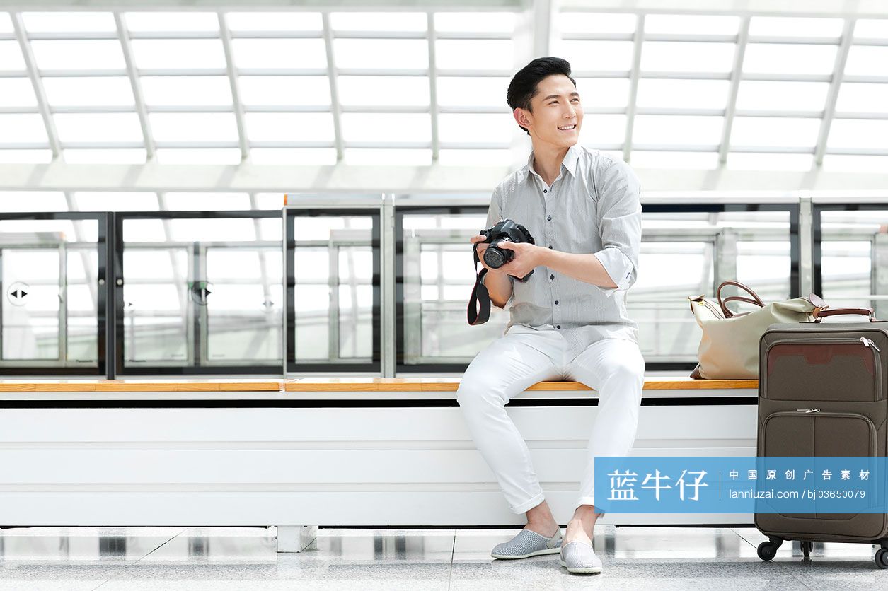 年轻摄影师在地铁站