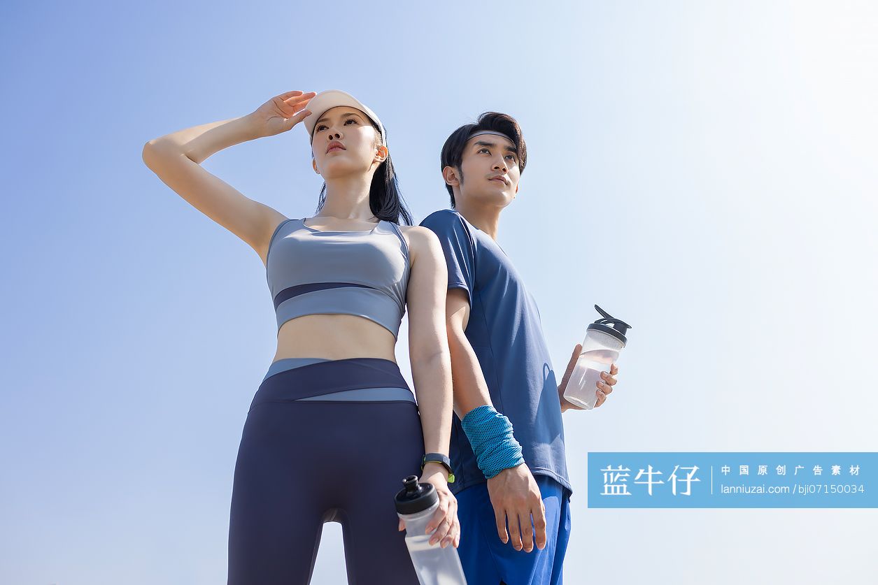 年轻男女拿水杯