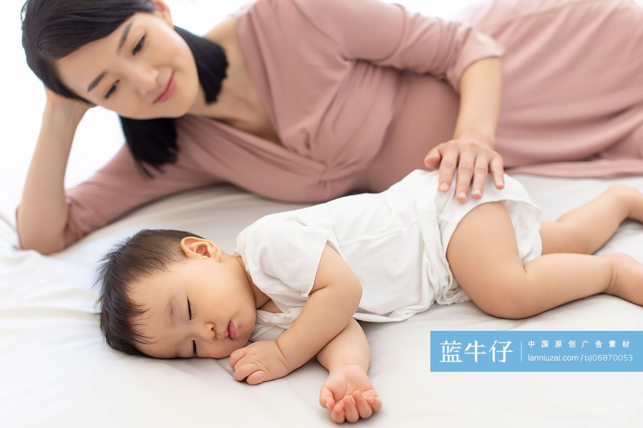 怀孕的妈妈哄宝宝睡觉