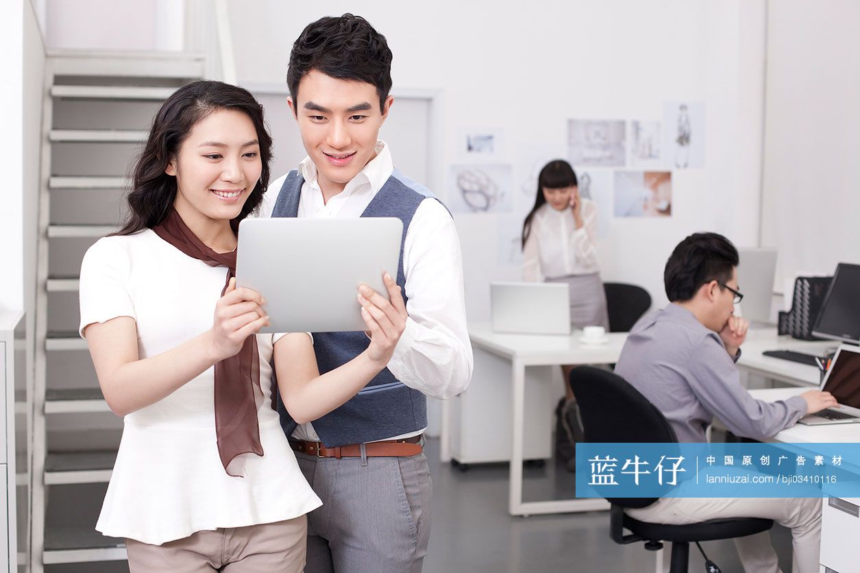 办公室白领和平板电脑