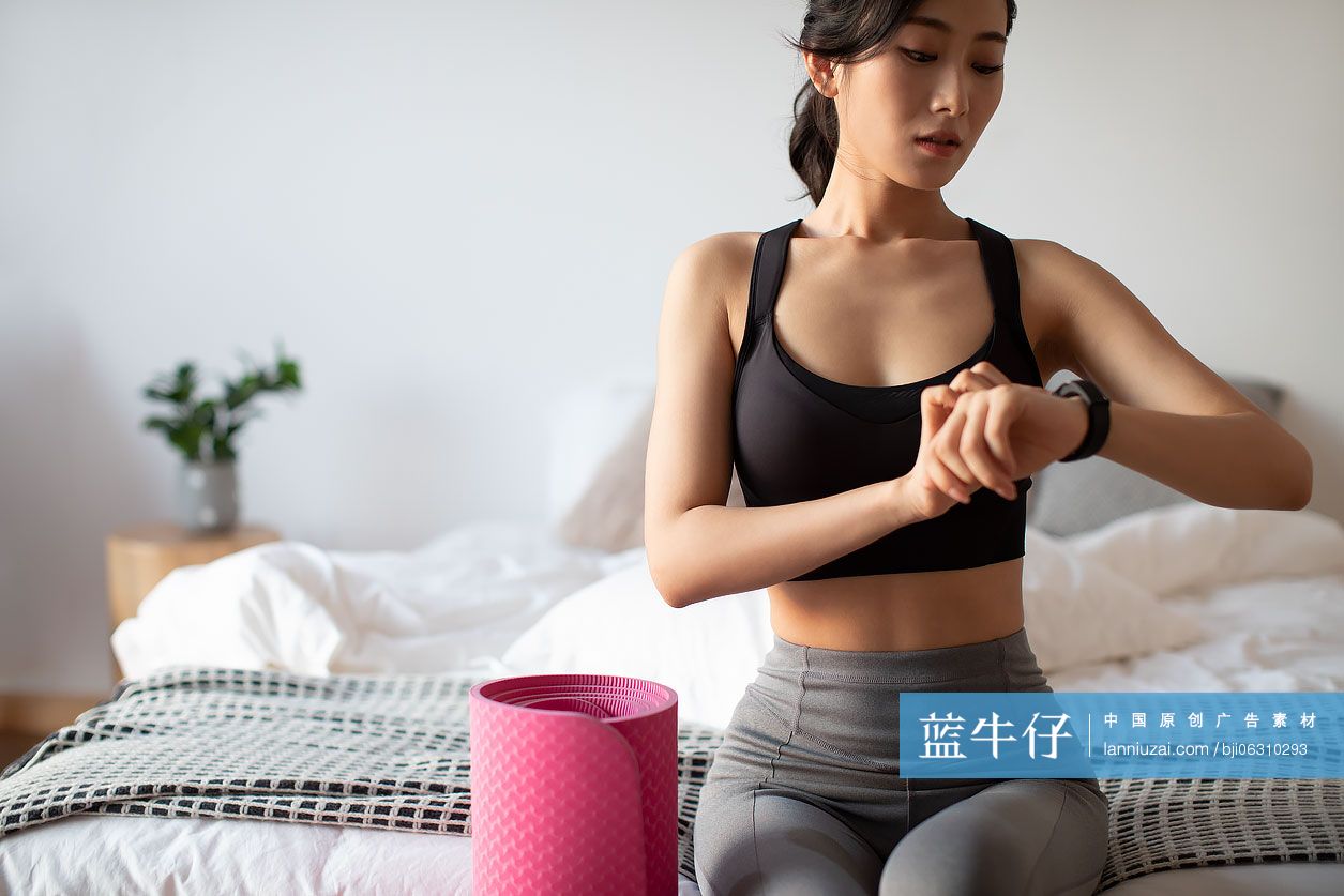 年轻女士查看智能手环