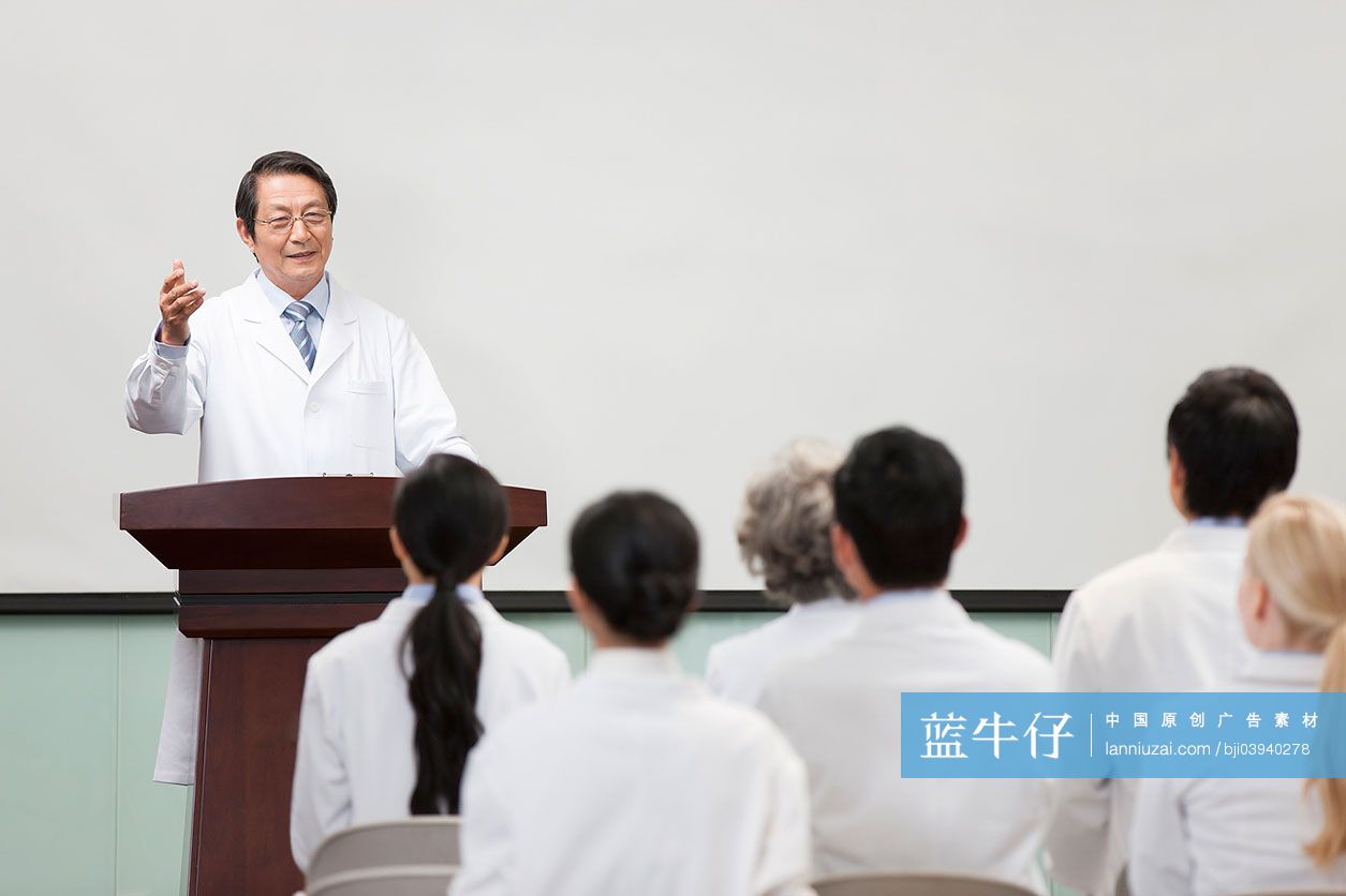 男医生在会议室演讲