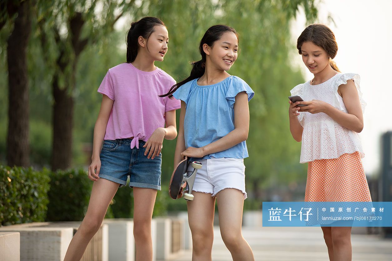 女孩在公园玩耍