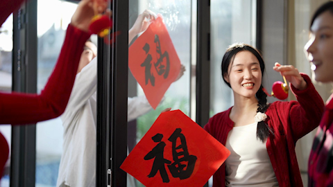 快乐年轻人庆祝新年