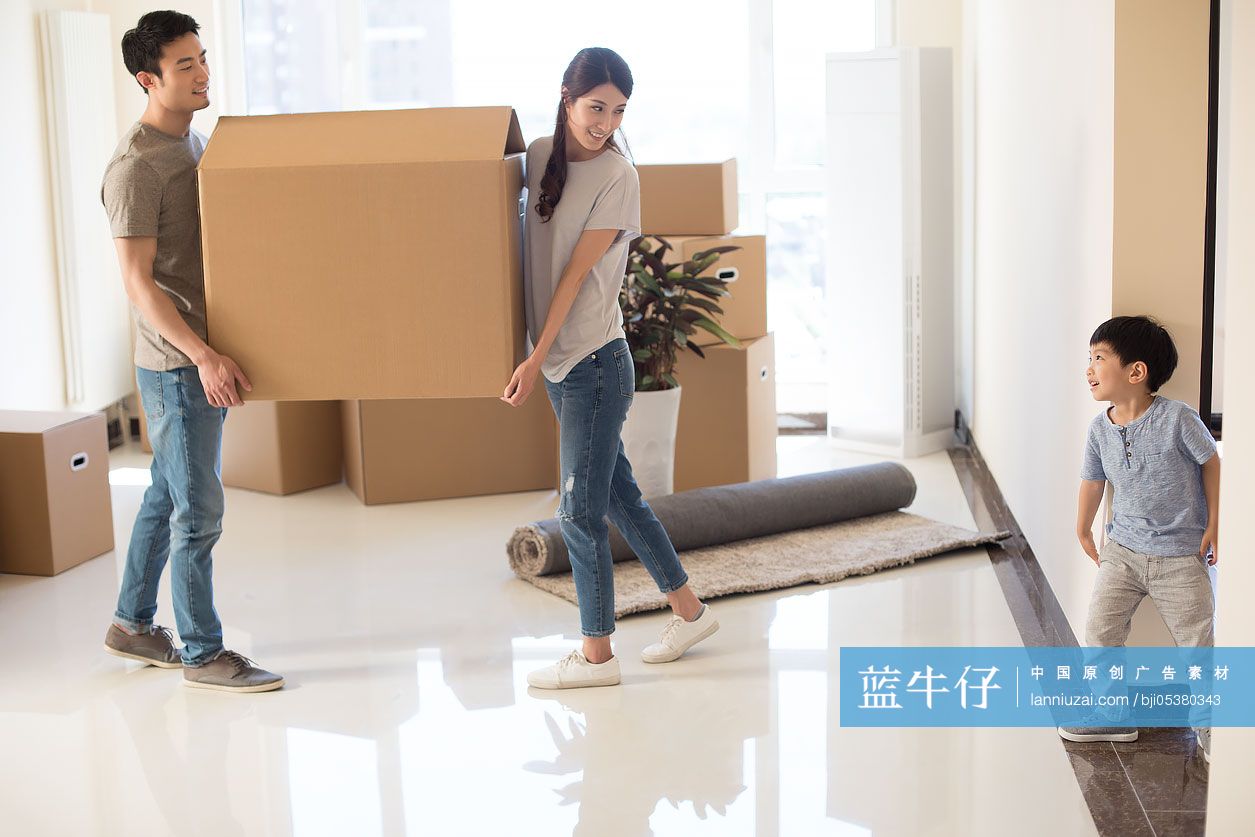 年轻家庭搬入新家