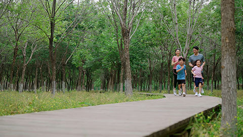 快乐一家人公园跑步