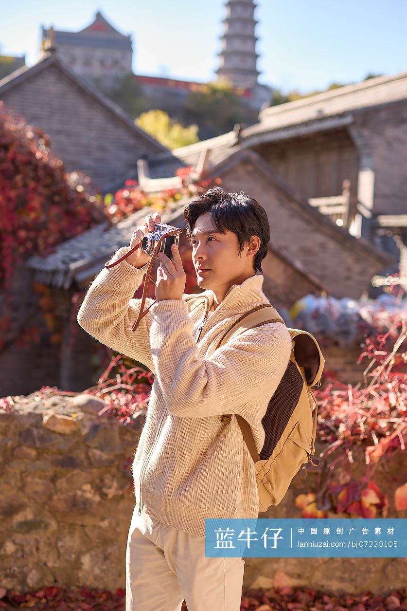 快乐男子旅游拍照