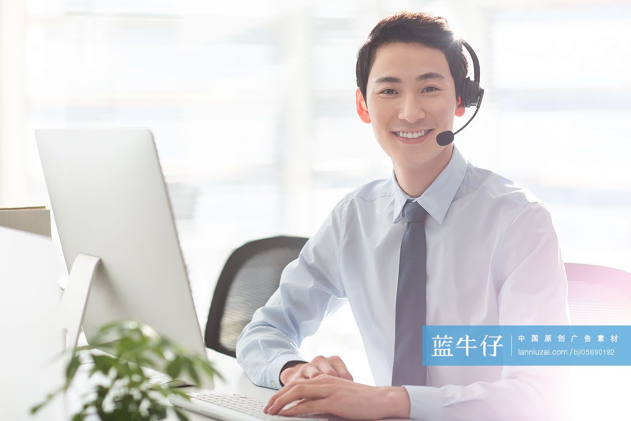 年轻商务男士在办公室工作