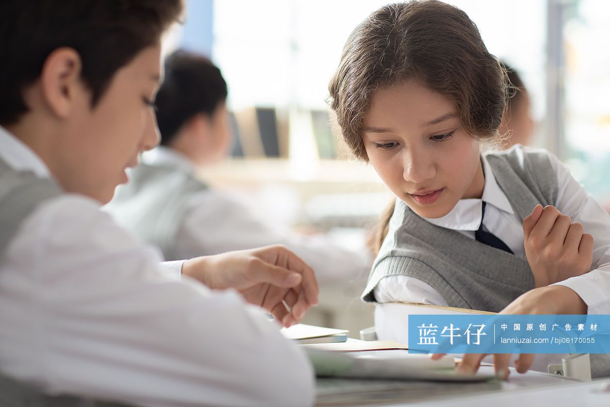 学生在教室学习