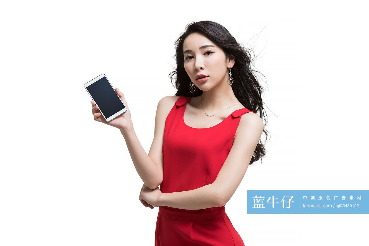 年轻时尚女性拿着手机