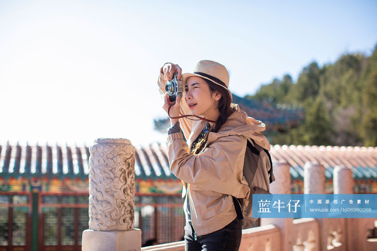 年轻女子旅游拍照