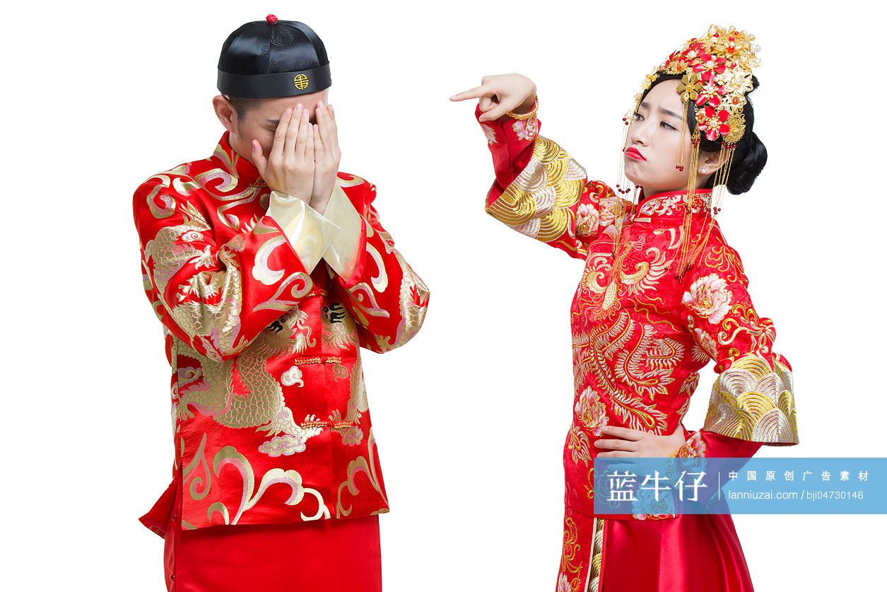 穿中式古装结婚礼服的新娘和新郎