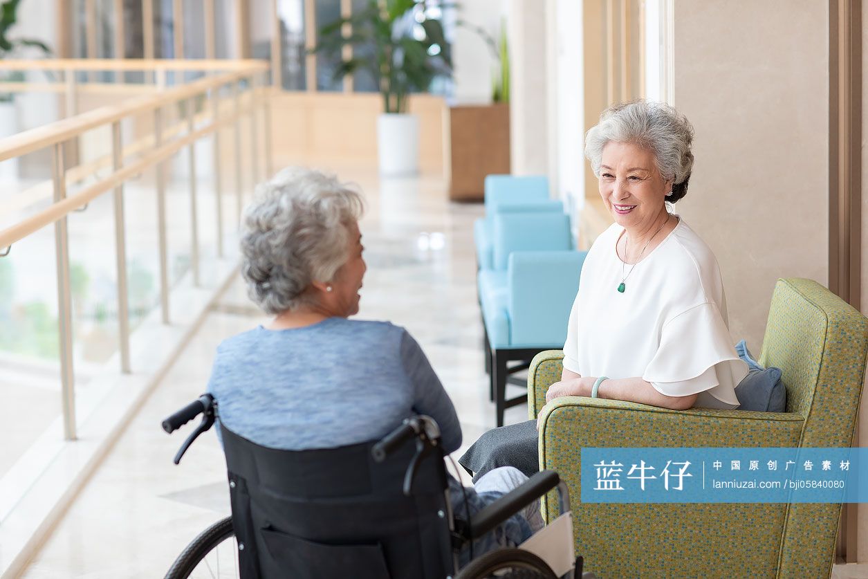 老年人在养老院聊天
