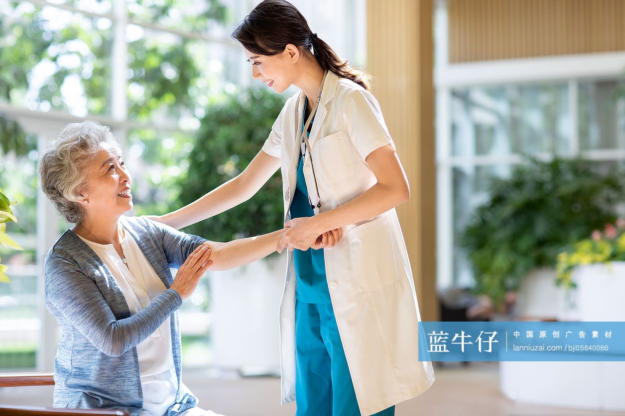 医生给老年人检查身体