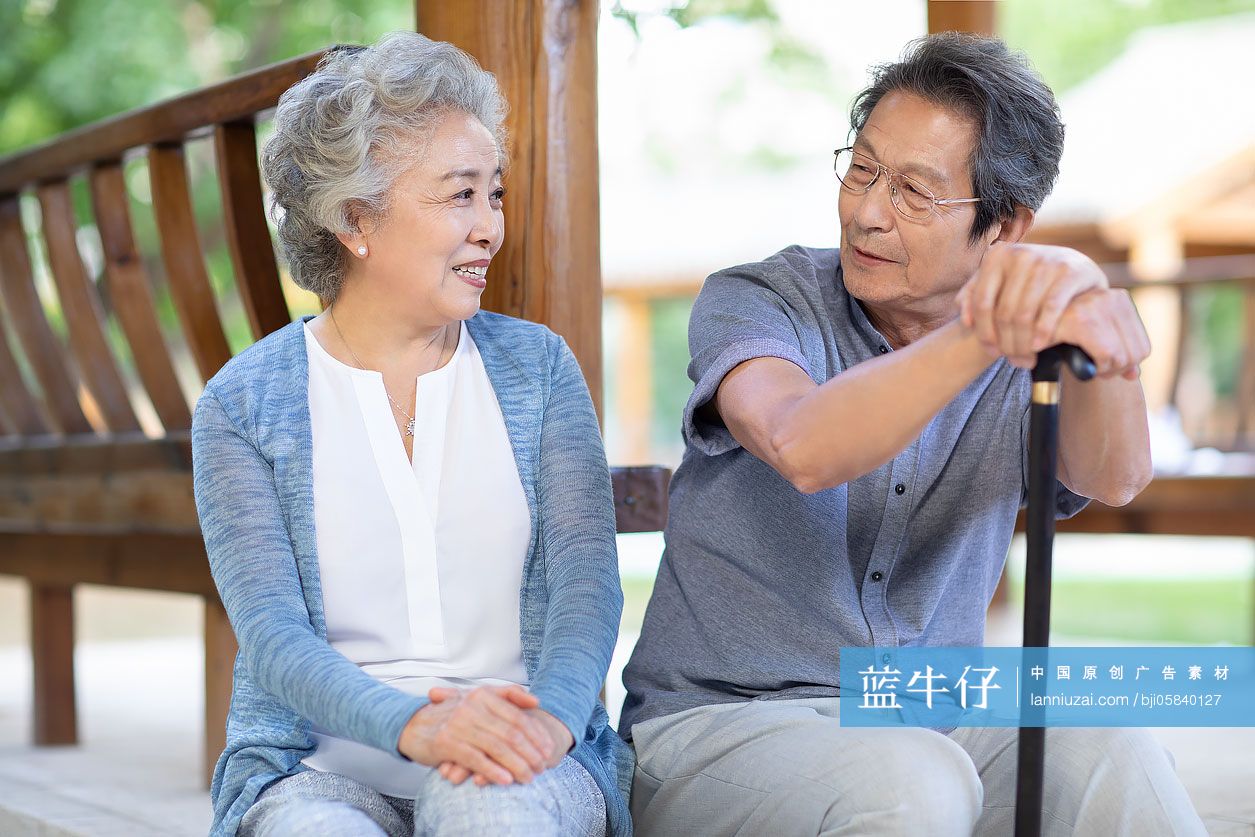 快乐的老年夫妇坐在凉亭里聊天