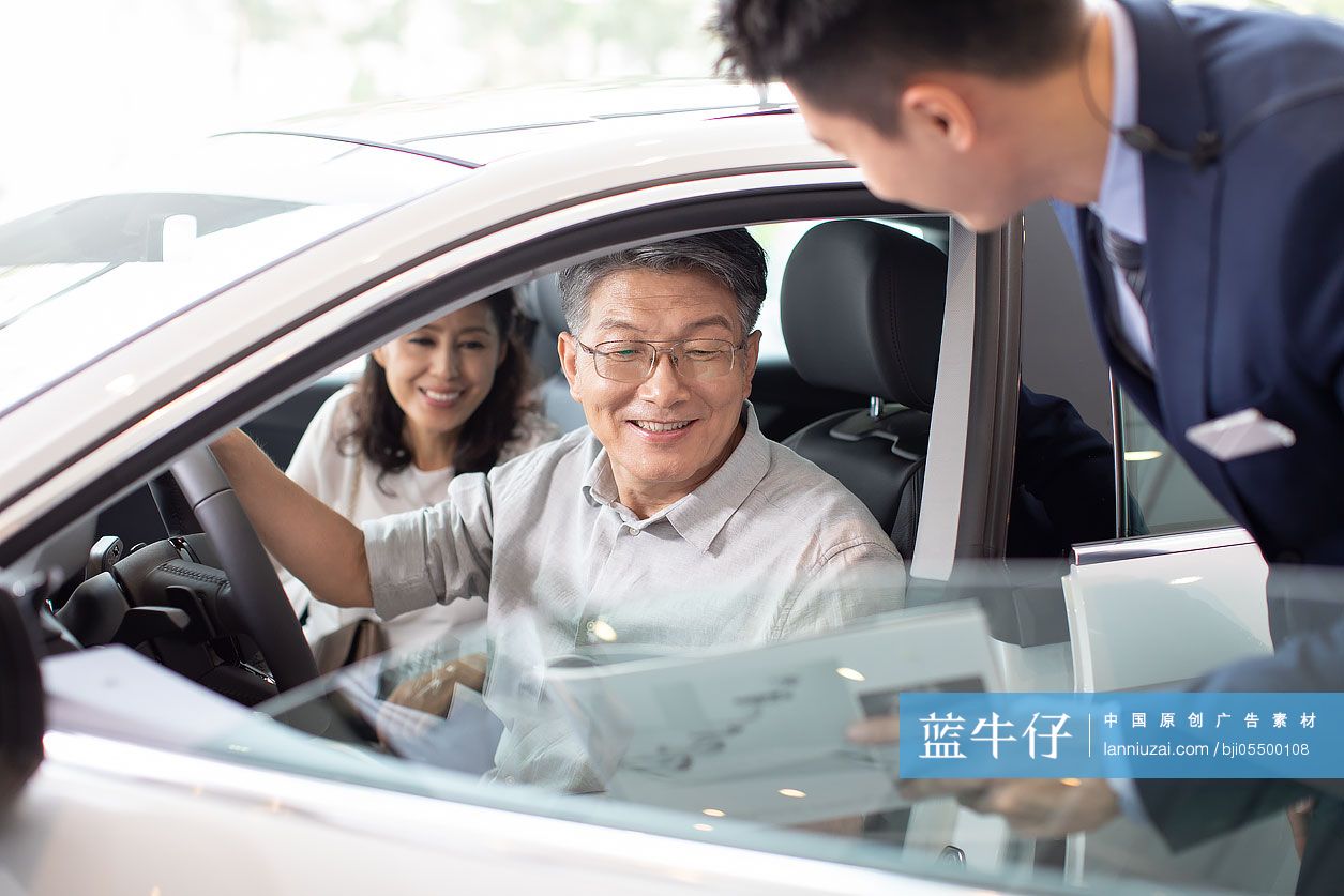 快乐的成熟夫妇试驾新车