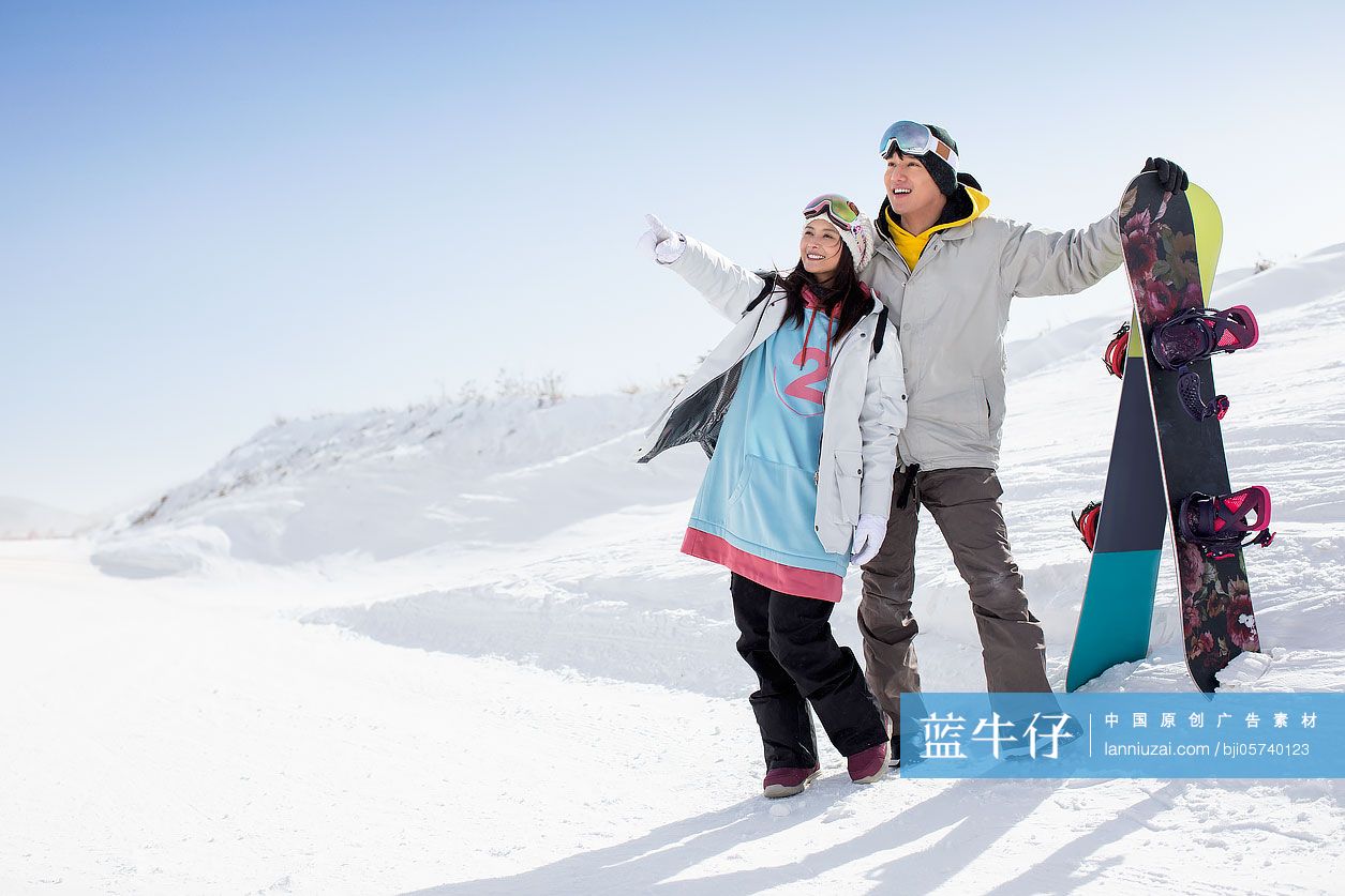 快乐的年轻情侣在滑雪场滑雪-蓝牛仔影像-中国原创广告影像素材
