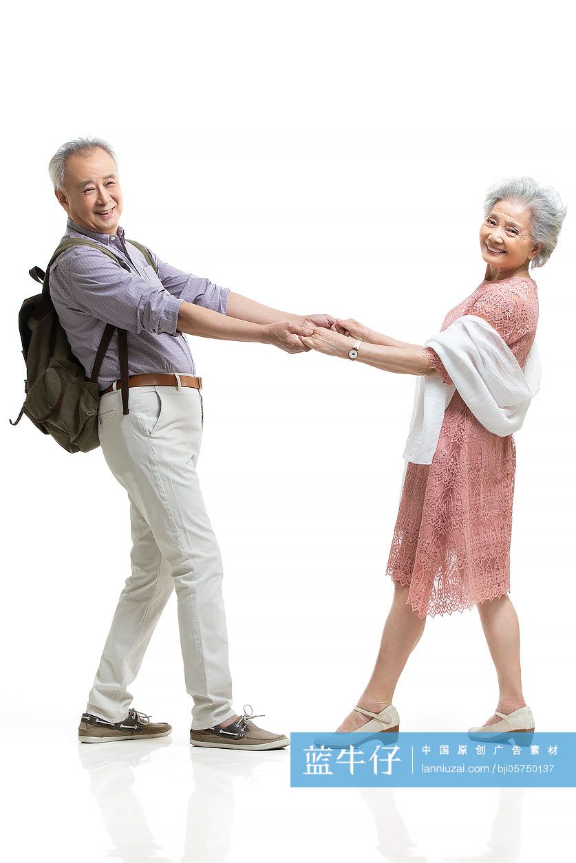 快乐的老年夫妇手牵手