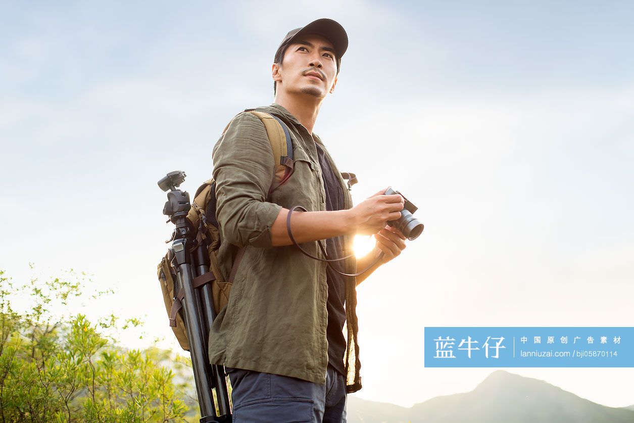 摄影师在户外拍照