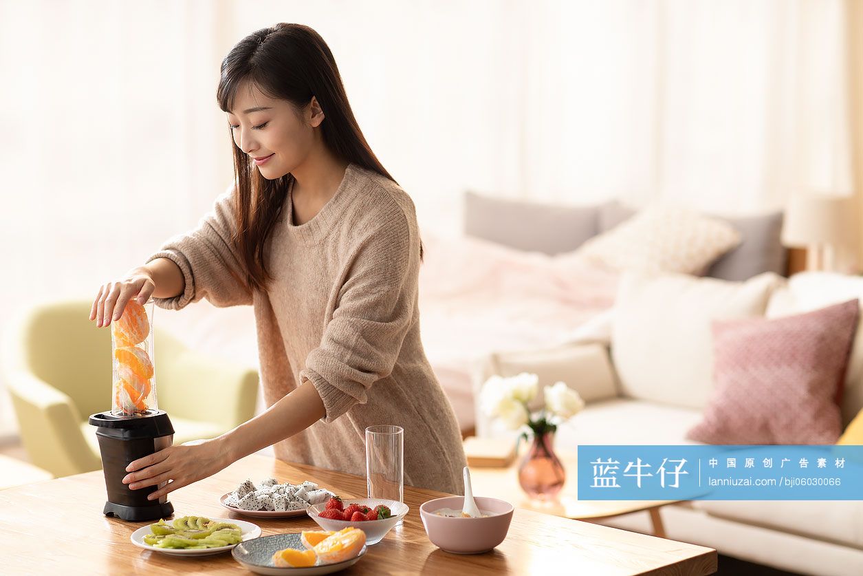 年轻女士在家榨果汁