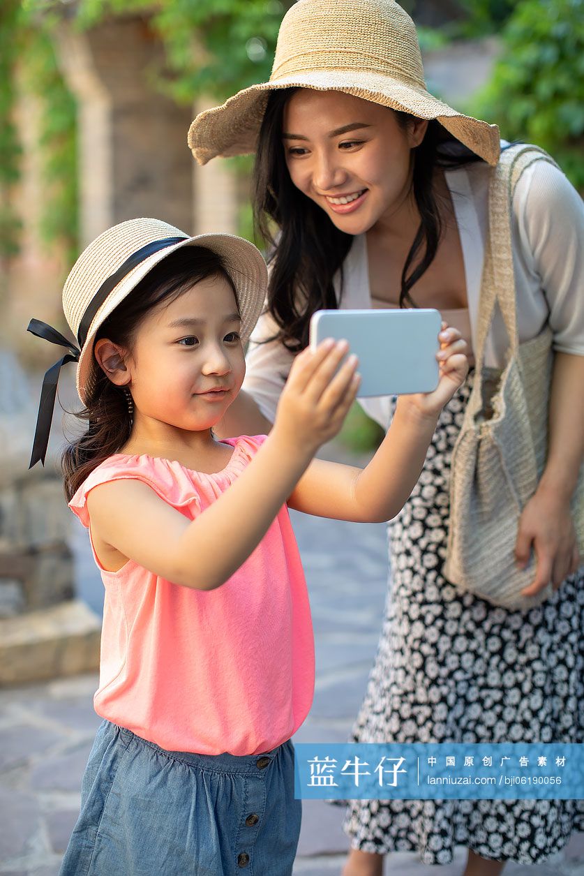 母女俩旅游度假