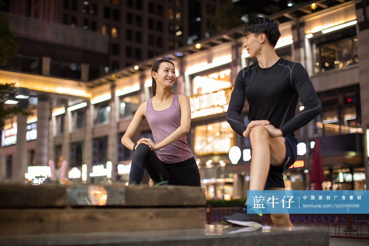 年轻情侣户外热身