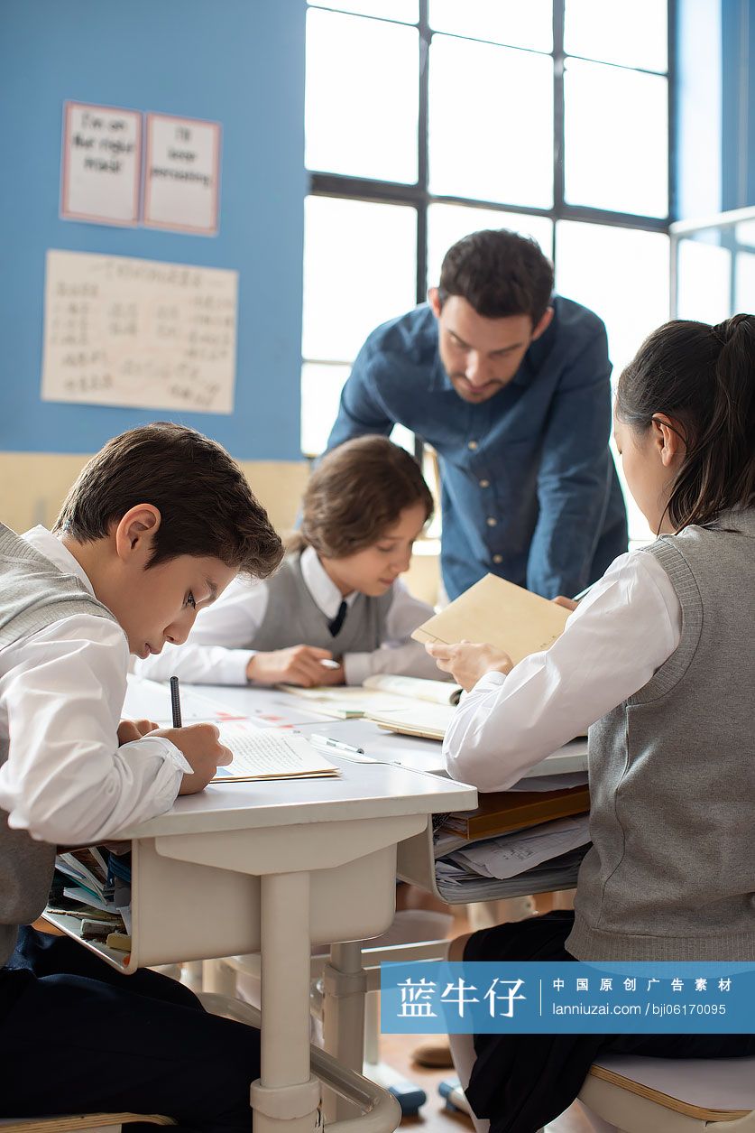 学生在课堂上学习