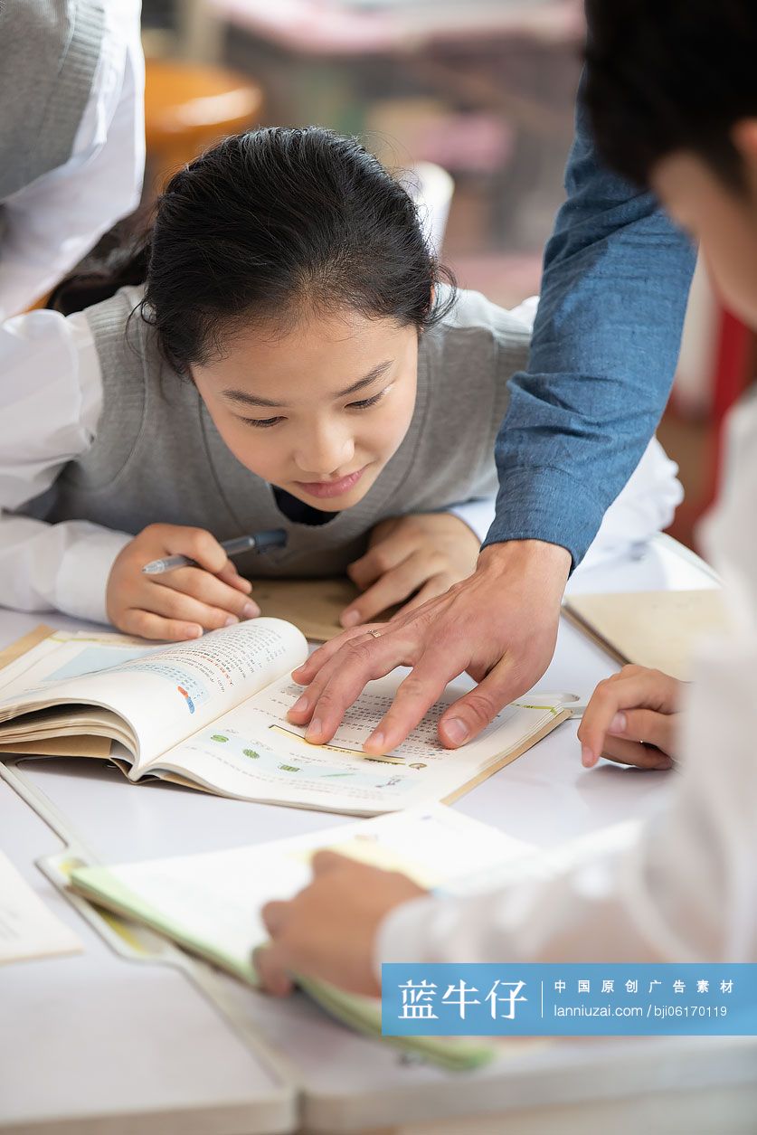 学生在课堂上学习