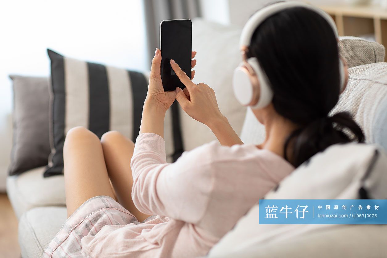 年轻女士在家使用手机
