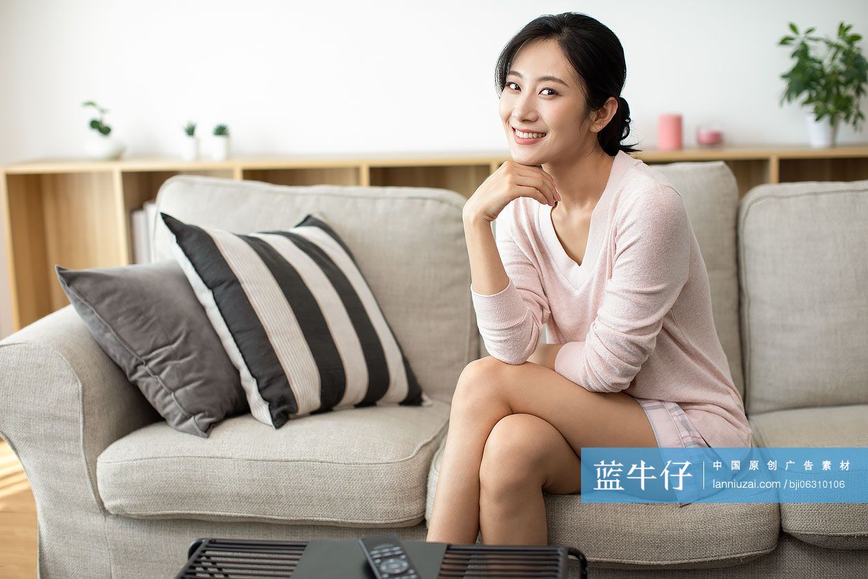 快乐年轻女士坐在沙发上
