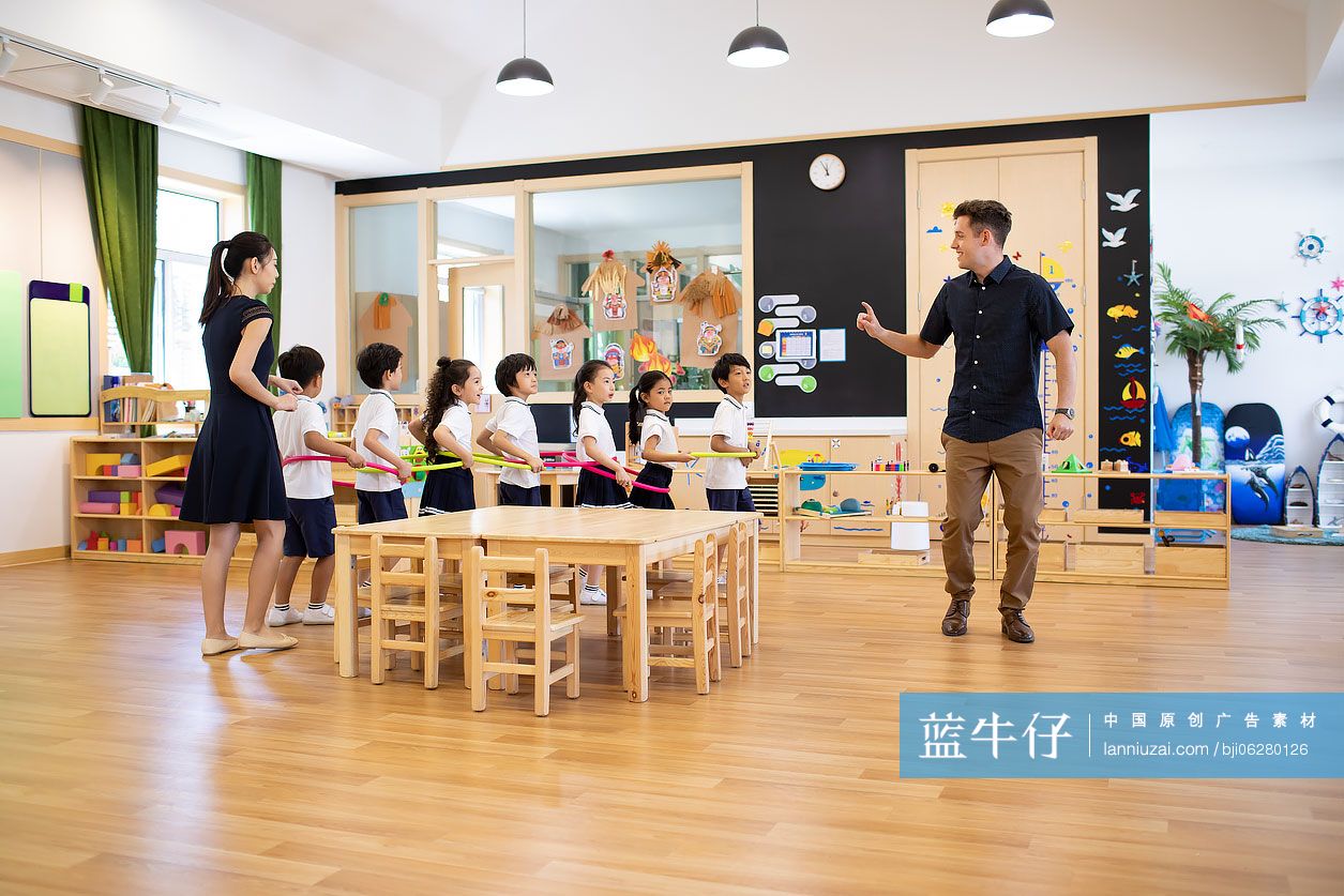 幼儿园老师和孩子一起做游戏